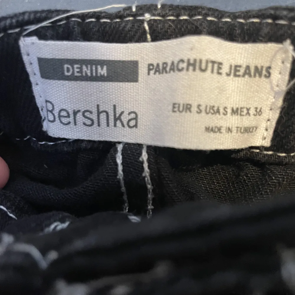 Parachute jeans av Bershka. Knappt använda. Storlek S. Nypris 359kr. Jeans & Byxor.