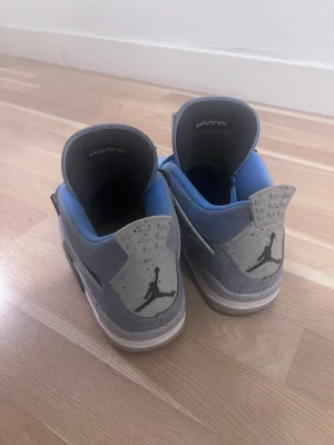jordan 4 university blue  -  Sköna skor har haft dem i två månader pris kan vi diskutera om 👍🏾 