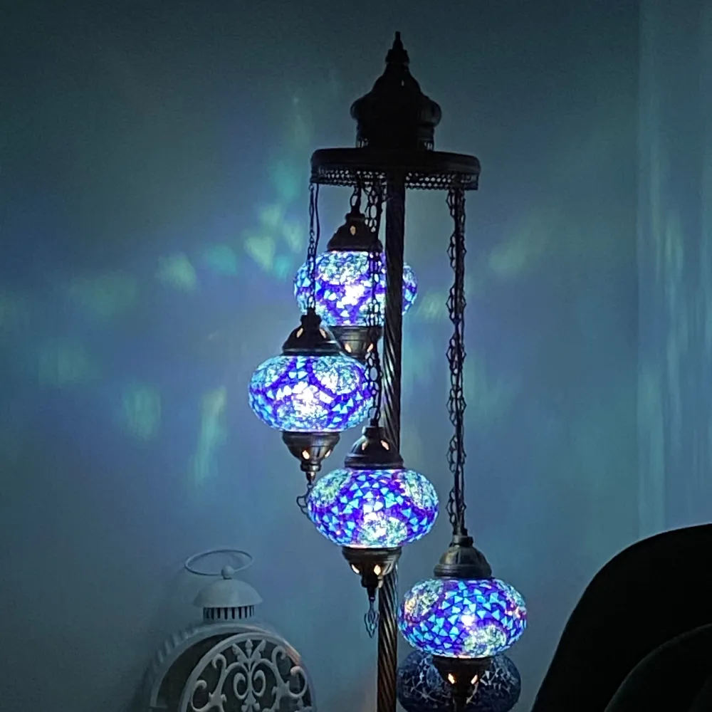 En jätte fin blå Otantik lampa. Den är från Turkiet och rekommenderar att mötas om du vill köpa, så att den inte går i sönder vid leveransen. . Accessoarer.