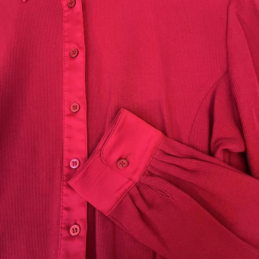 En rosa/röd skjorta från Kettlewell. I 95% bomull och 5% elastan. Har själv köpt den begagnat men har bara använt den två gånger så i fint begagnat skick.. Skjortor.