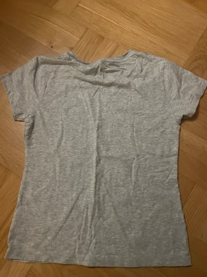 Gant tröja - Säljer denna gant tröja som jag aldrig använder för att den slog inte intresse till mig men hoppas att någon annan vill köpa den!