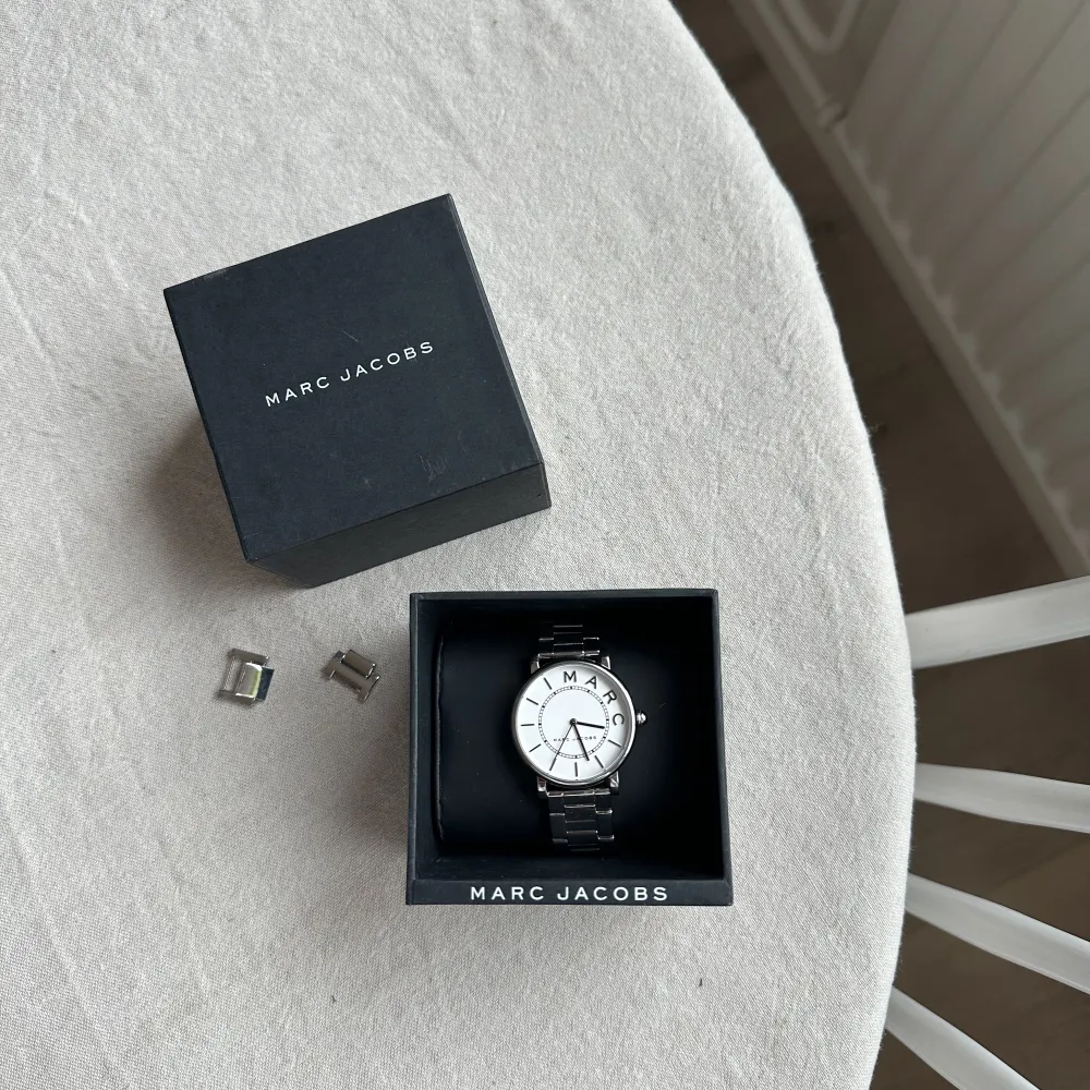 Jättefin klocka från Marc Jacobs som är sparsamt använd, säljer den då det inte är min stil längre...😩 delar finns för att kunna justera bandet så den passar just dig ❤️. Accessoarer.