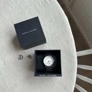 Jättefin klocka från Marc Jacobs som är sparsamt använd, säljer den då det inte är min stil längre...😩 delar finns för att kunna justera bandet så den passar just dig ❤️