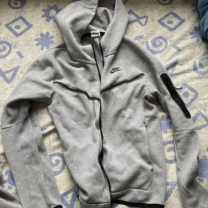 Nike Tech Flecce Grå - Den är använd men den är typ ny och perfekt den har inga skador.