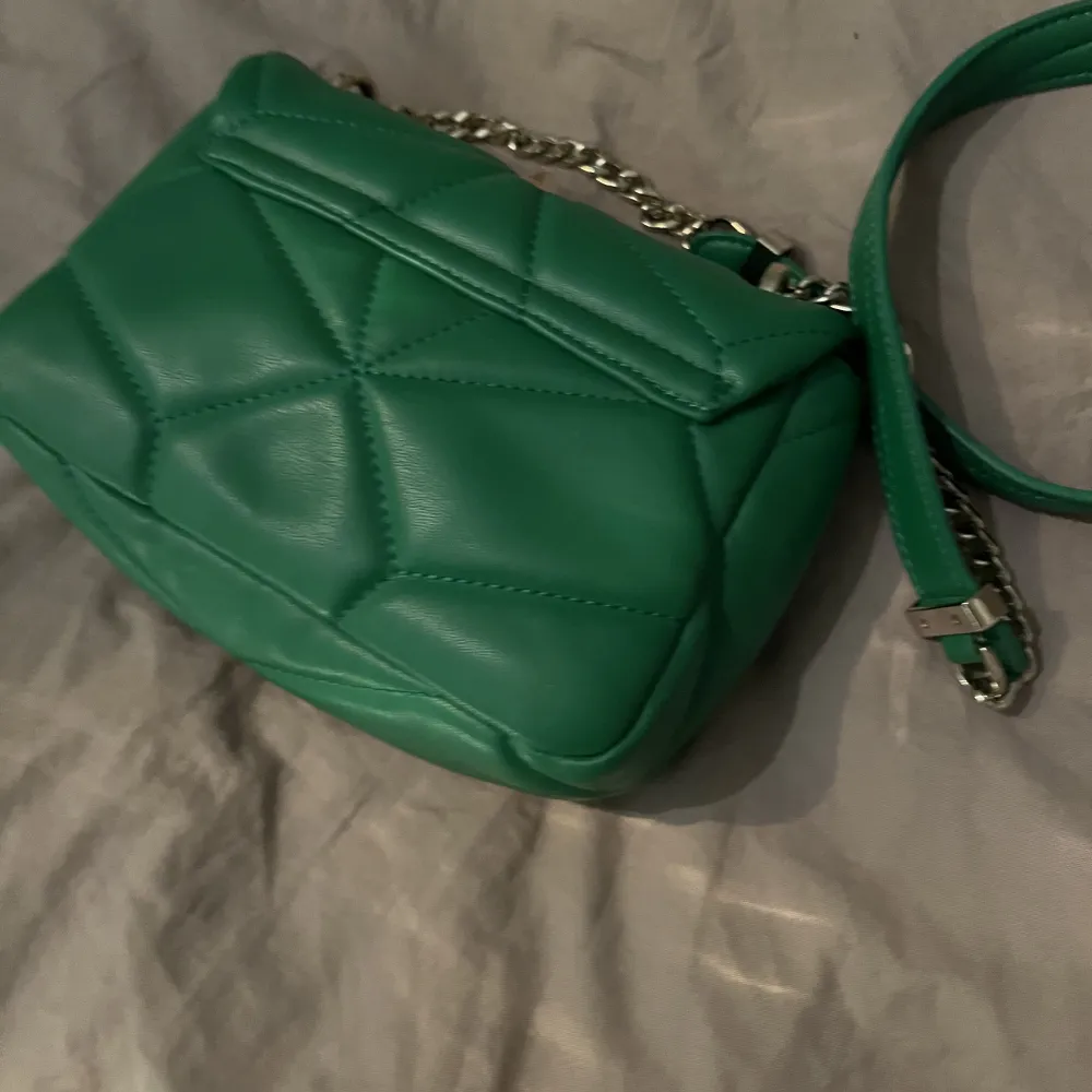 Grön väska från Zara!!!! . Väskor.