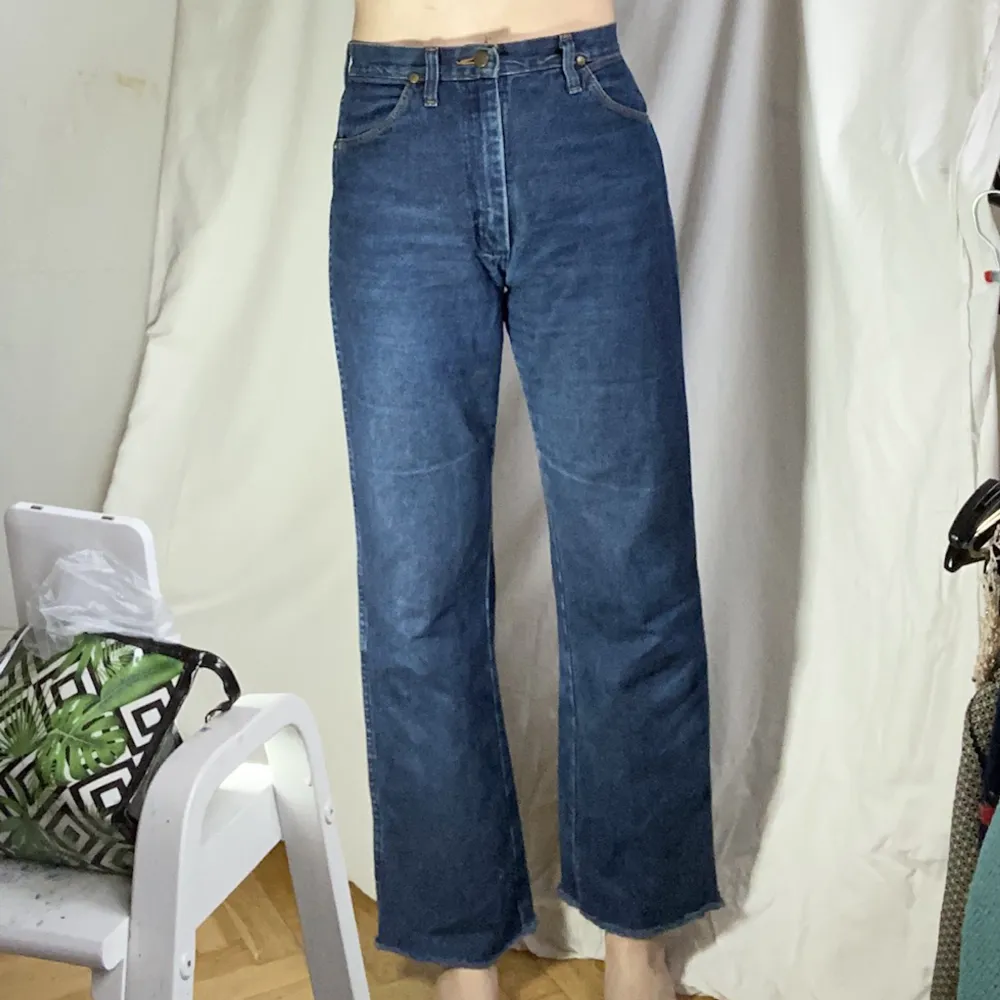 Avklippta jeans (smått ojämna ben) med hög midja. Jeans & Byxor.