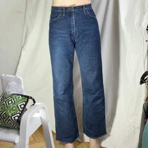 Avklippta jeans (smått ojämna ben) med hög midja