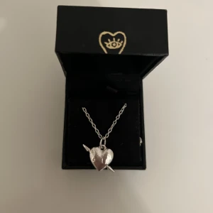 Maria nilsdotter halsband - Säljer nu mitt fina marianilsdotter tuvstar hjärt halsband. Knappt använd då jag mestadels bara använder guld smycken vilket även är anledningen varför jag säljer halsbandet. Med halsbandet följer även orderbekräftelsen med samt box, skriv för mer frågor💞