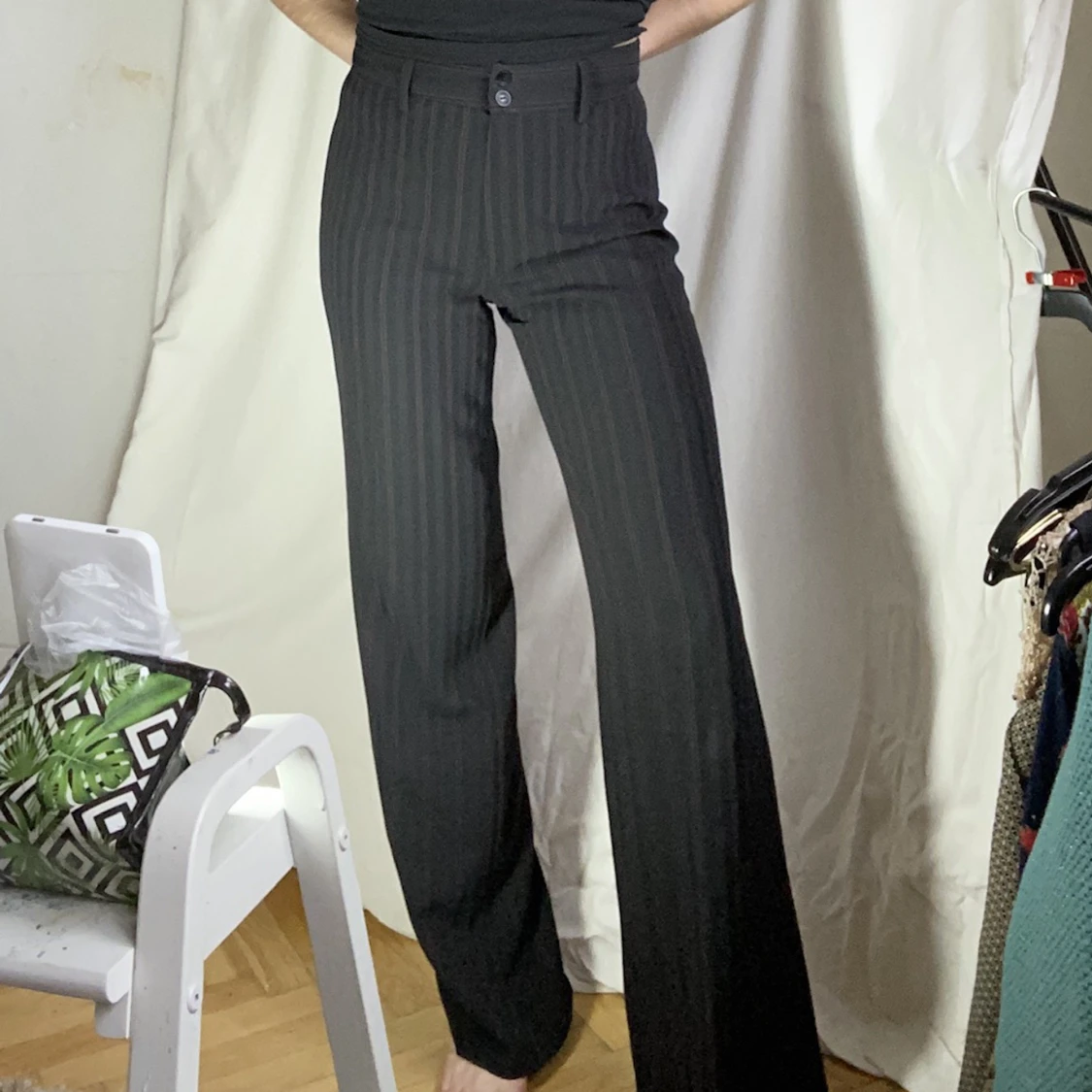 Kritstrecksrandiga kostymbyxor