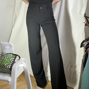 Kritstrecksrandiga kostymbyxor - Kritstrecksrandiga kostymbyxor i tunn och tung polyester.  Skicka DM vid frågor. ☆．。･