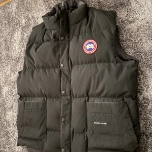 Canada Goose väst - Vanlig canada goose väst som är i bra skick trots sin ålder på 3 år  Köpt från NK  Möjligt att kvitto finns  Storlek L 