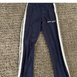 Palm angels byxor  - ett par feta byxor ifrån palm angels, säljer pga att jag inte vill ha kvar dom, tags, kvitto och påse medföljer, priset kan gå ner i pris vid snabb affär, 