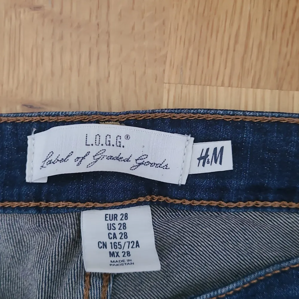 Lågmidjade jeansshorts från H&M i storlek 28. Kan fraktas men köparen står för frakten 💗. Shorts.