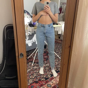 Monki kimono jeans storlek 24 - Säljer ett par monkijeans i populära modellen kimono som är som en tightare levi’s 501-modell. I fint skick, har tyvärr blivit för små för mig. Ankellängd