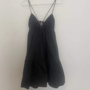 Så snygg zara klänning som passar perfekt nu till sommaren🌸 Köp direkt för 250kr