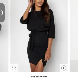 Säljer denna klänning m jätte fin🌸 säljer den pågrund av att den har  kommit till användning en gång och kommer inte använda den mera💓storlek 34💕nypris 500🌸