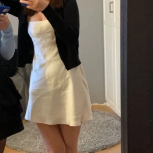 Zara klänning  - Säljer denna klänning då den inte kommer till användning. Köpt förra året💕