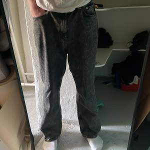 Baggy jeans från weekday, köpte i mars och bytte stil ganska direkt efter det så de är endast använda ett fåtal gånger. Storleken är 31x30 men sitter ganska stort.