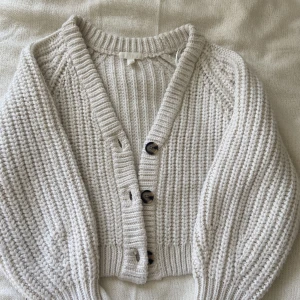 Stickad kofta - Kofta från H&M, oanvänd och super skön 🤍