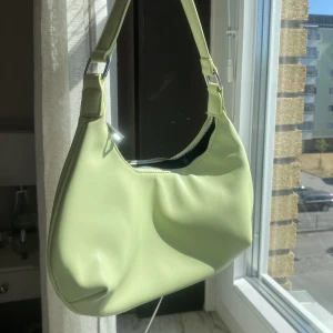 Axel väska i ljusgrönt  - Den perfekta färgklicken till sommaren!  Knapp använd, i bra skick! 