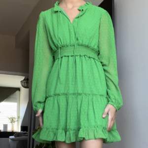 Super fin grön klänning som inte kommit till användning, prislapp kvar! 
