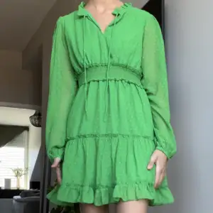 Super fin grön klänning som inte kommit till användning, prislapp kvar! 