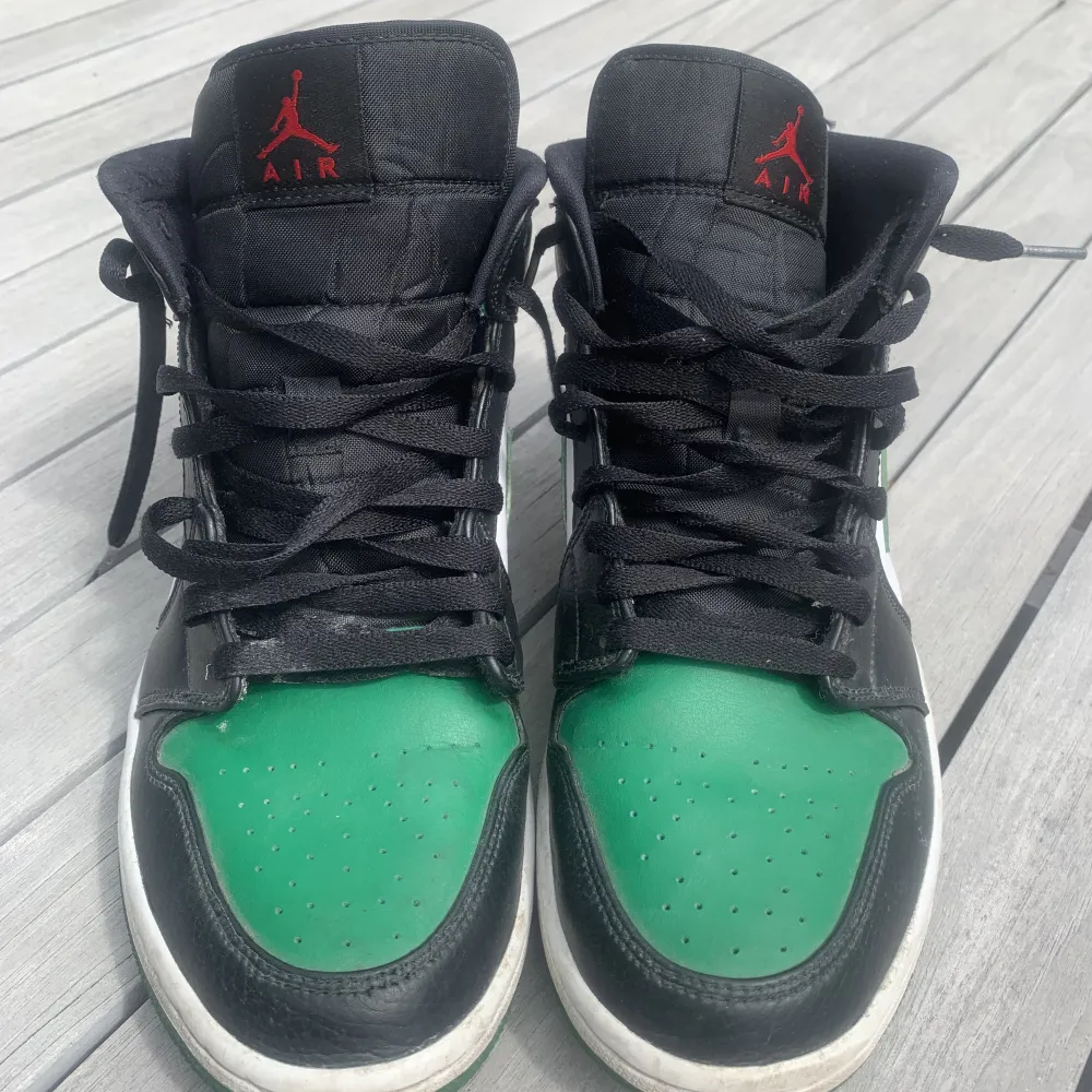 Säljer min killes Jordans då de inte längre används. Skorna är i bra skick och i en supersnygg grön färg. Hör av er vid intresse😊. Skor.