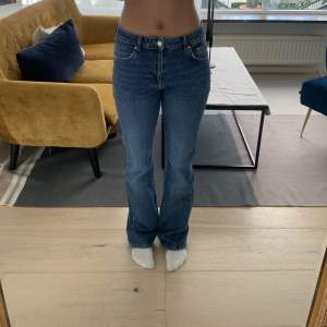 Lågmidjade jeans från Gina Tricot. Aldrig använda då det va ett inpulsköp, storlek 38 och är lite långa för mig (är 170cm).