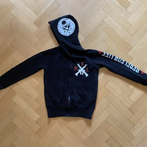 RFL huvtröja  - Använt några gånger. !Storleken skall vara ”medium” men känns mer som ”S/XS”! Speciellt i ärmarna. Texten på tröjan är ”RFL” ”Rebel For Life”