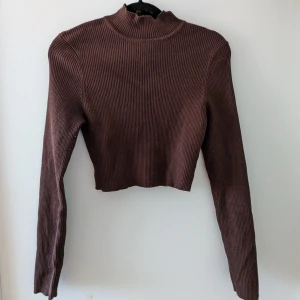Brun tröja - Halvt turtleneck långärmad tröja som använts sparsamt, med ribbat tyg🤎 PM för fler bilder! 