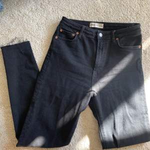 Svarta jeans från Zara  Storlek 38   Använt ca 10 gånger.