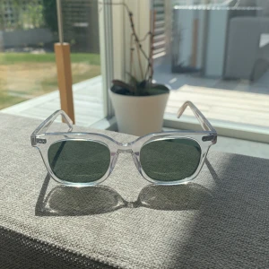 Monten solglasögon - Säljer mina nya monten solglasögon. De är i färgen grey och har ett nypris på 750kr
