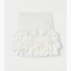 Säljer denna jättegulliga kjol från hm! Nästan aldrig använd.