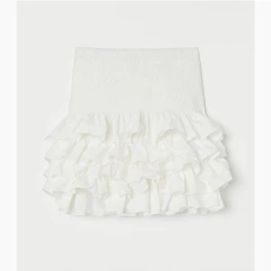 Volang kjol - Säljer denna jättegulliga kjol från hm! Nästan aldrig använd.