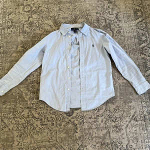 Ralph lauren skjorta - Hejsan säljer nu min riktigt somriga ralph lauren skjorta skicket är 9/10 på denna varan