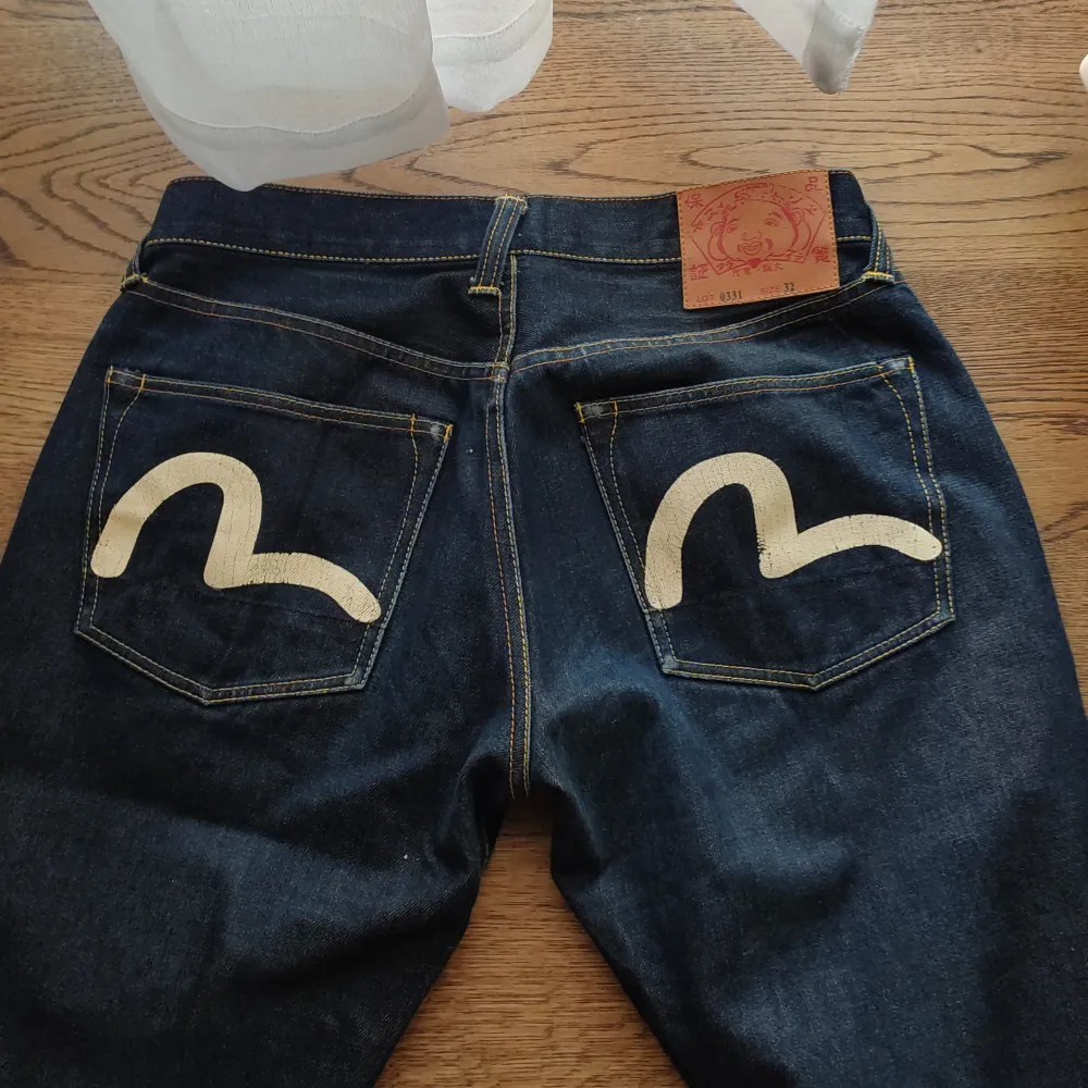 Jättesnygga evisu jeans. Anvnda men väl behållna. De ska vara äkta och sitter M, eller 29/30. Funkar på män med men sitter som dam. Skriv om ni har funderingar!. Jeans & Byxor.