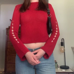 DKNY-tröja - Röd stickad tröja med lite utsvänga ärmar med cutouts på sidorna, från Dkny Jeans! 🤩