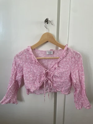 Söt tröja/topp  - Endast testad, den har legat i garderoben så den har blivit skrynklig. 