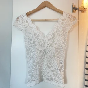 Vit Spetstopp - Supersöt vit spetstopp från ONLY i fint skick (endast använd fåtal gånger). 💖Säljer då den tyvärr är lite för liten på mig. 