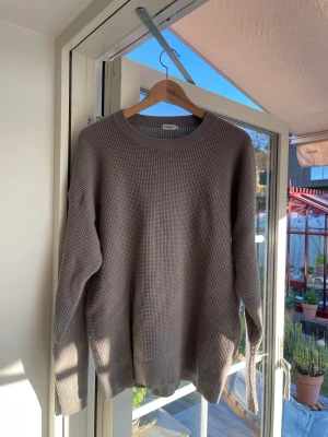 Filippa K pullover  - Sjukt skön tröja från Filippa K. Stickad med fint material så sitter den här super skönt på huden utan besvär alls. Perfekt till vintern eller en sommar kväll. Nyskick och Inga skador! 