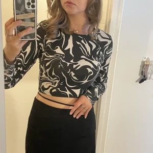 Svartvit topp - En svartvit topp med superfint mönster från Monki.  Toppen är använd några gånger men helt utan defekter, så den är i mycket bra skick❣️ Jag anser att den passar allt från XS-M eftersom den är såpass strechig. 
