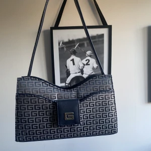 Marinblå handväska  - Marinblå handväska i en mer y2k stil. Normal storlek för en handväska.