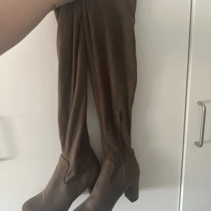 High knee boots - High knee boots med klack. Endast använt dem 1 gång så dem som nya!