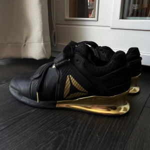 Lyftarskor från Reebok  - Super fina och väldigt sparsamt använda lyftarskor från Reebok storlek 37