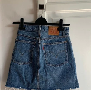 Jeanskjol  - Jättefin jenaskjol som tyvärr är för liten för mig.