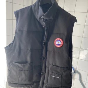 Canada goose  - Liten skråma på fickan annars fin 