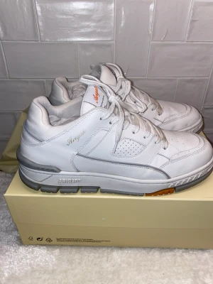 Axel Arigatio (Area Lo) - Använda ett par gånger men i väldigt fint skick. Kommer med original skokartong  och även en dustbag. Dem är lite creased men inget som syns mycket och sulorna är lite smutsiga. Original pris: 3100kr