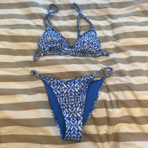 Bikini  - Jätte fin bikin som är använd en gång, men den är tvättad!🩵super fin till sommaren.  Underdelen är i storlek XS och överdelen är i storlek M!