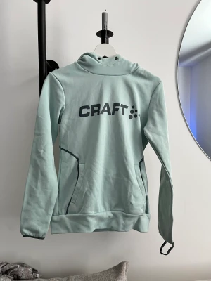 Huvtröja från Craft - Superskön huvtröja från Craft, trasig i ena ärmen (se bild)