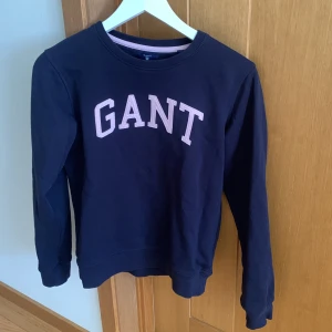 Sweatshirt  - Endast använd ett fåtal gånger🌞trycket är rosa💕